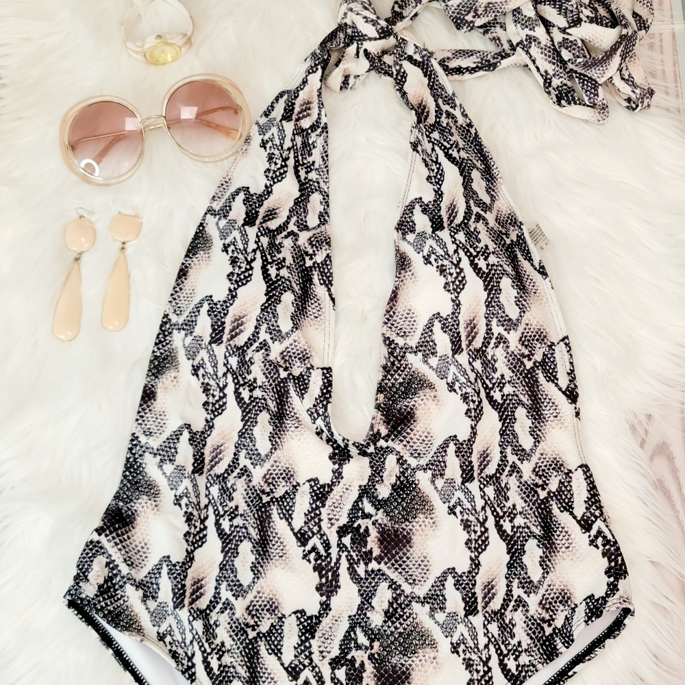 Style box NWOT sz Lg one piece halter swimsuit vacation style box